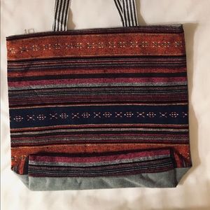 Cindy Claire Bag | NWT | Aztec Print Tote. Zipper closure|Grey back| Navy inside